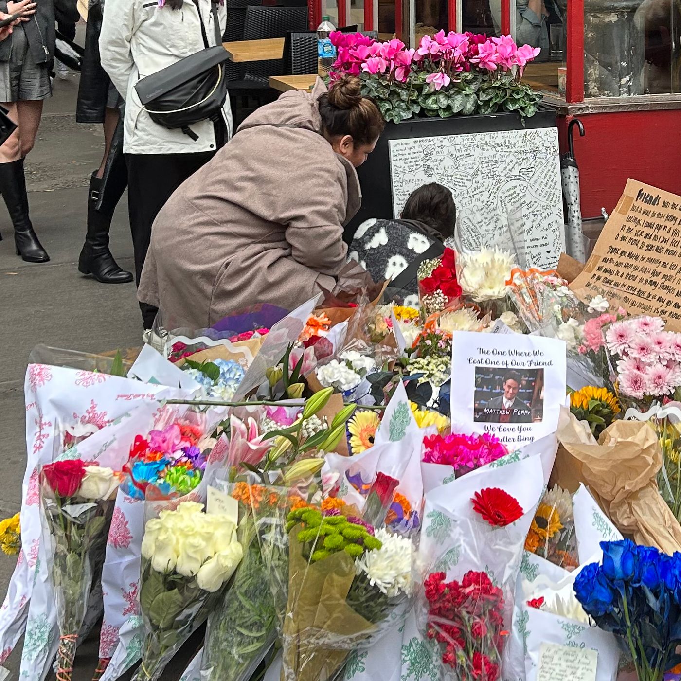 New Yorkers are flocking to the 'Friends' apartment to mourn the death of  Matthew Perry