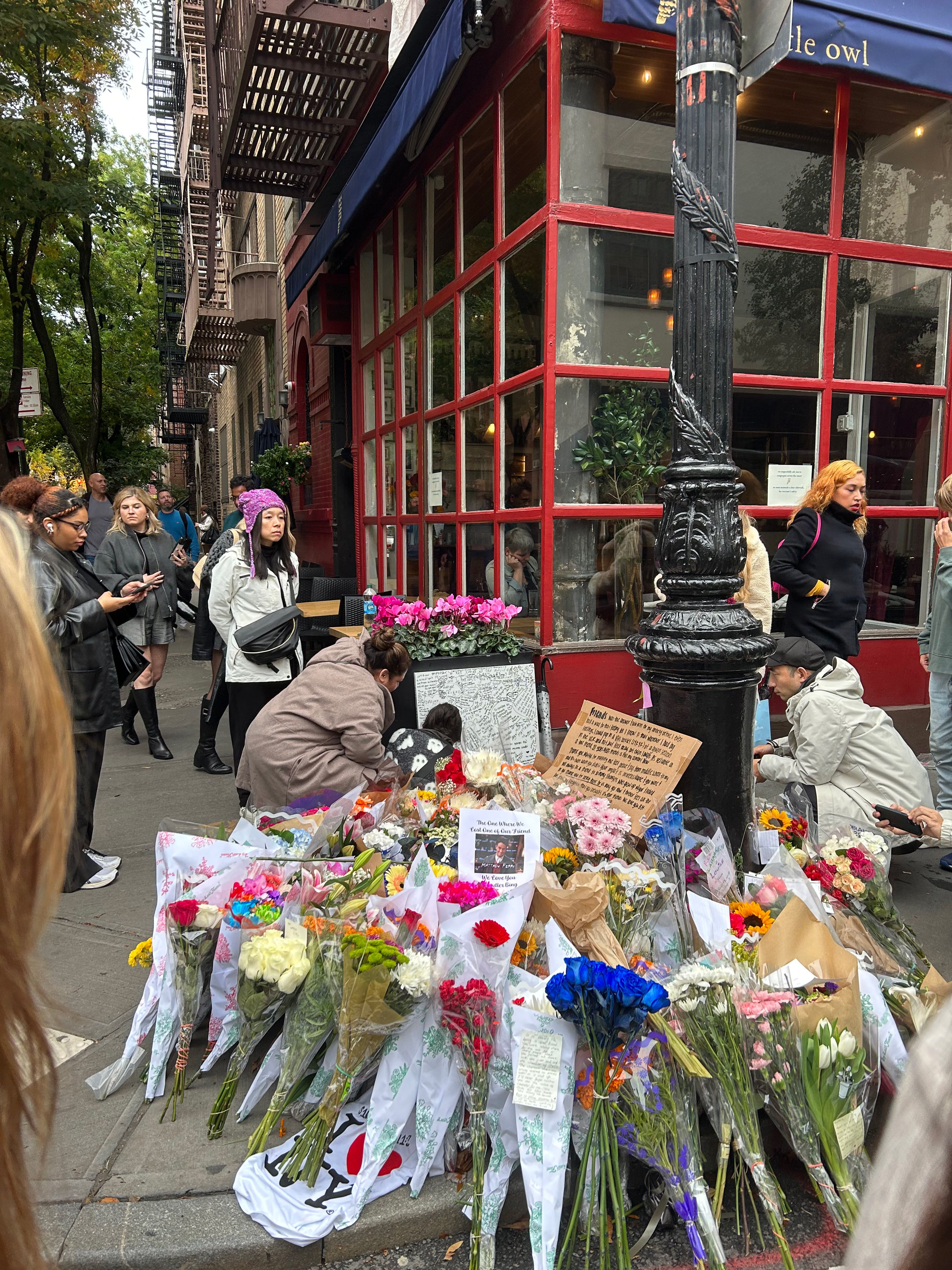 Fans gather at iconic 'Friends' locations in West Village, Flatiron  District in New York City to remember Matthew Perry - ABC7 New York