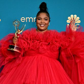 Cantora Lizzo destaca importância da representatividade na TV após vencer  Emmy —