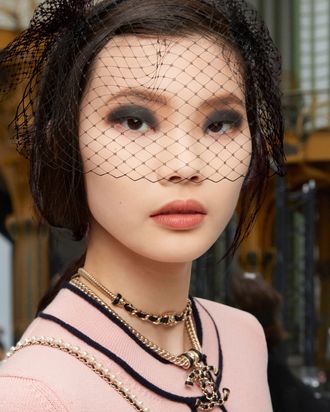 organisere snesevis Fantasifulde Paris Fashion Week Spring 2021: Chanel Beauty Runway Makeup