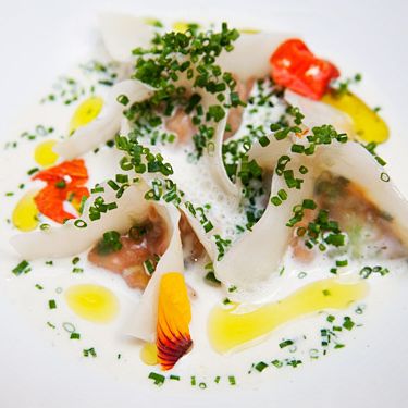 Uni Ravioli与Santa Barbara Sea Turchin，Savoy Cabbage和Truffle Broth