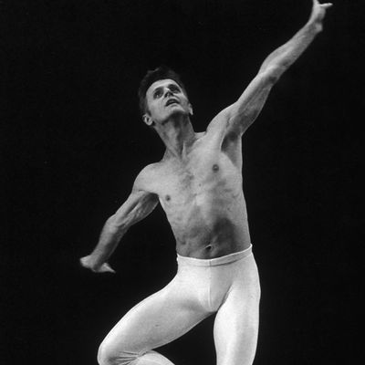 ull-length image of Latvian-born dancer, choreographer and actor Mikhail Baryshnikov performing a dance solo from Paul Taylor's 'Aureole', New York City. He was a featured guest artist for the program.