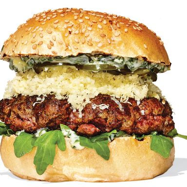 ABC厨房的Akaushi芝士汉堡，24美元，虽然和户牛品种是在德克萨斯州的牧场，布鲁姆日奶酪来自康涅狄格州，但香槟醋腌墨西哥胡椒、新鲜芝麻菜和香草蛋黄酱实际上是西海岸的味道。(宁静明亮的白色房间也是如此。)