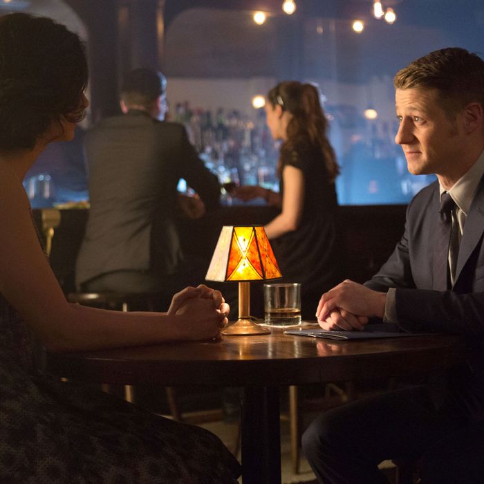 GOTHAM: Detective James Gordon (Ben McKenzie, R) and Dr. Leslie Thompkins (guest star Morena Baccarin, L) go on a date in the 