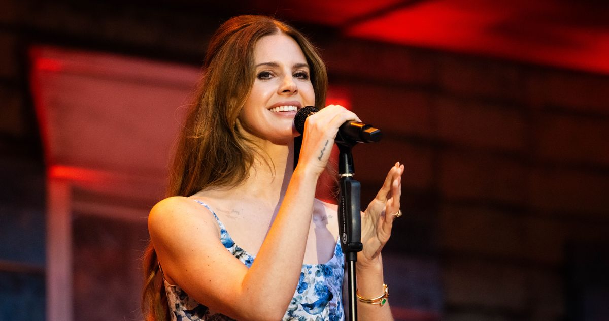 Lana Del Rey Kissed Her Alligator Husband Onstage