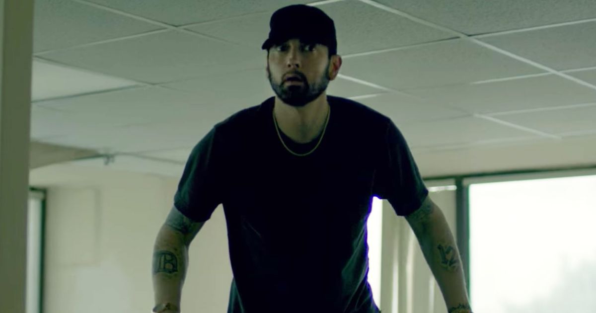 阿姆（Eminem）在他的新“秋季”音樂視頻中被媒體困擾