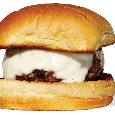 Alder 's Cheeseburger, 13美元它看起来很普通，但正如威利·迪弗雷纳(Wylie Dufresne)的作品经常发生的那样，外表是具有欺骗性的。他自己磨牛肉，和盐海带(盐海带)混合以增加鲜味，在面包上刷上干式陈年牛肉脂肪，并制作自己的美式奶酪。