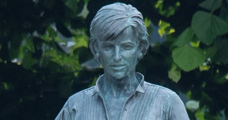 Princess Diana Tribute Statue Has Been Unvieled