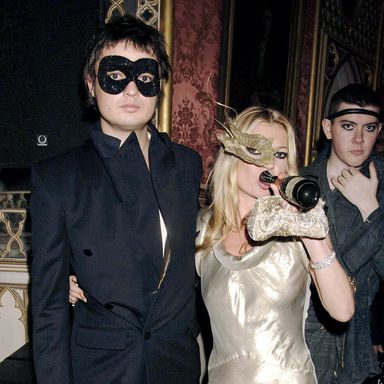 LONDON - OCTOBER 24:  (EMBARGOED FOR PUBLICATION IN UK TABLOID NEWSPAPERS UNTIL 48 HOURS AFTER CREATE DATE AND TIME) (ITALY OUT) Musician Pete Doherty and model Kate Moss wearing Philip Treacy masks attend the Moet & Chandon Fashion Tribute recognising those who have influenced the fashion world on an international level, at Strawberry Hill House in Twickenham on October 24, 2006 in London, England.  (Photo by Dave M. Benett/Getty Images)