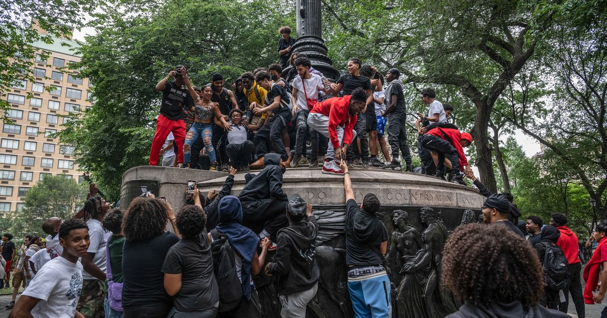 Vlogging and Rapping Through the Kai Cenat Giveaway