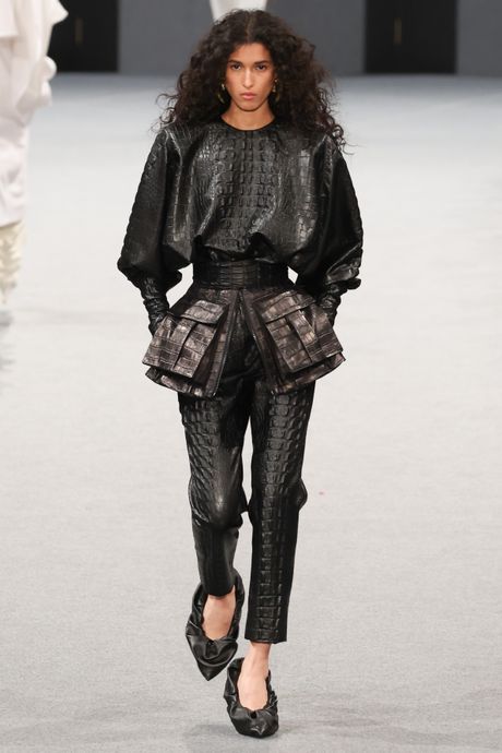 Balmain: Runway - Paris Fashion Week - Womenswear Fall/Winter 2025-2026