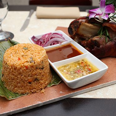 慢烤猪肉配洋葱和豌豆米饭