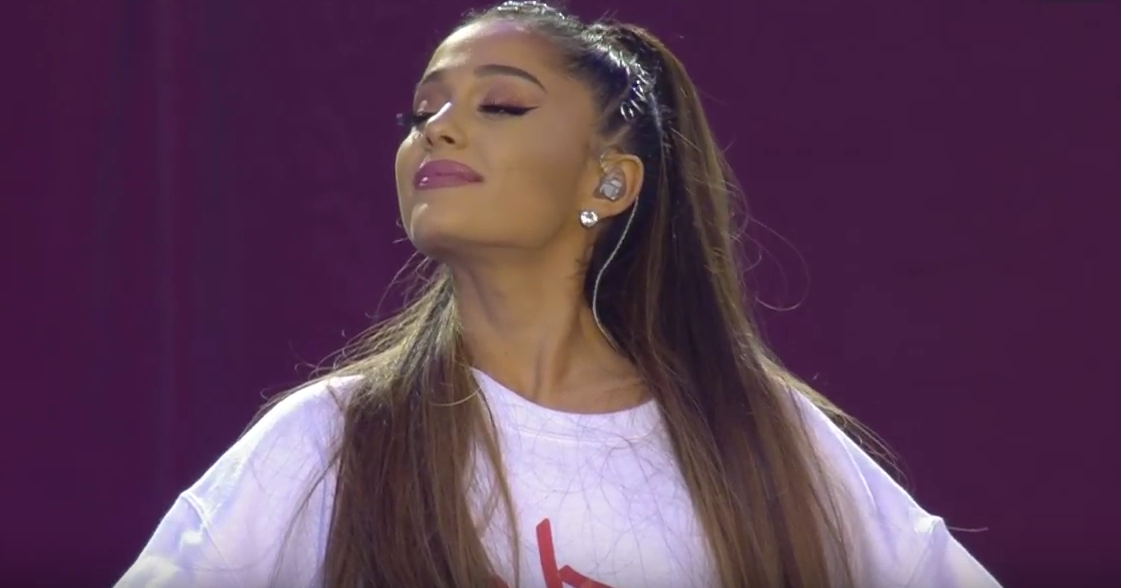 觀看阿麗亞娜·格蘭德（Ariana Grande）的情感恢復到曼徹斯特的舞台