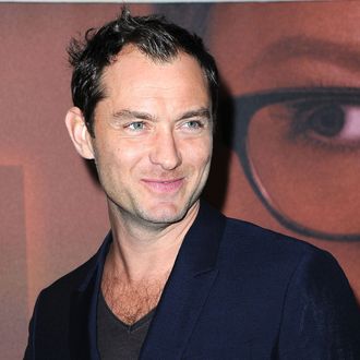 Jude Law attends the 'Effet Secondaires' ('Side Effects') Premiere at UGC Cine Cite des Halles on March 7, 2013 in Paris, France.