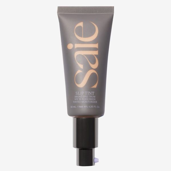 Saie Slip Tint Dewy Crema hidratante con color SPF 35 Protector solar