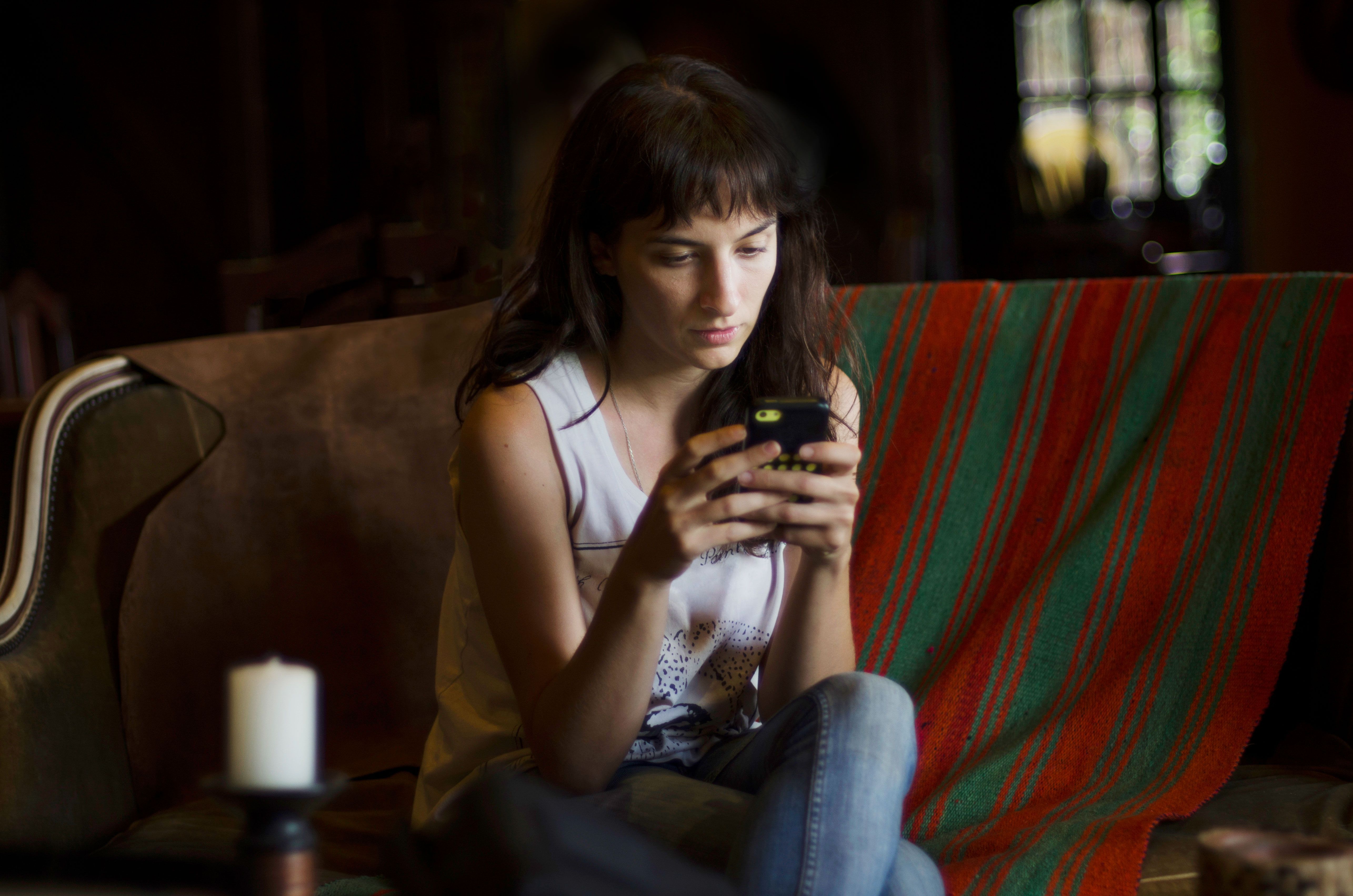 How to Remove Yourself From a Group Text on iPhone & Android
