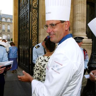 Chef to the President of the United States, Walter Scheib (C) followed by the Italian, Domenico De Cesaris (R), and members of the club - Chefs to Heads of State, shows their identity cards to policeman on arrival at the Elycee Paris to meet Bernadette Chirac, wife of the President, 27 August 2003. Each year since the clubs inception in 1977, the chefs meet in a different country, this year around 30 have come to Paris to chat about their work. AFP PHOTO/MEHDI FEDOUACH (Photo credit should read MEHDI FEDOUACH/AFP/Getty Images)