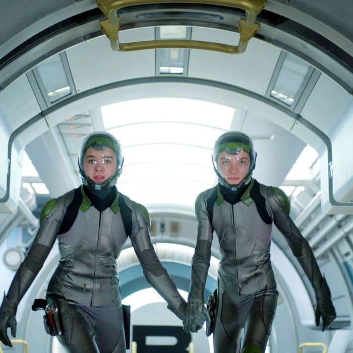 (L-R) HAILEE STEINFELD and ASA BUTTERFIELD star in ENDER'S GAME