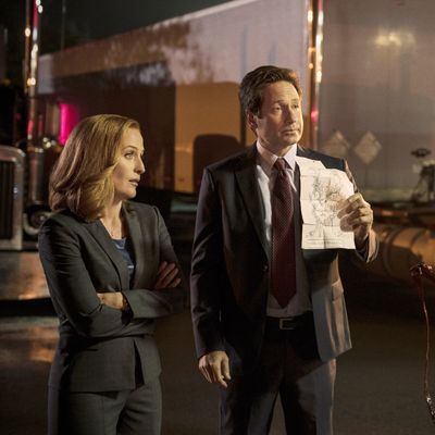 THE X-FILES: L-R: Gillian Anderson and David Duchovny in the 