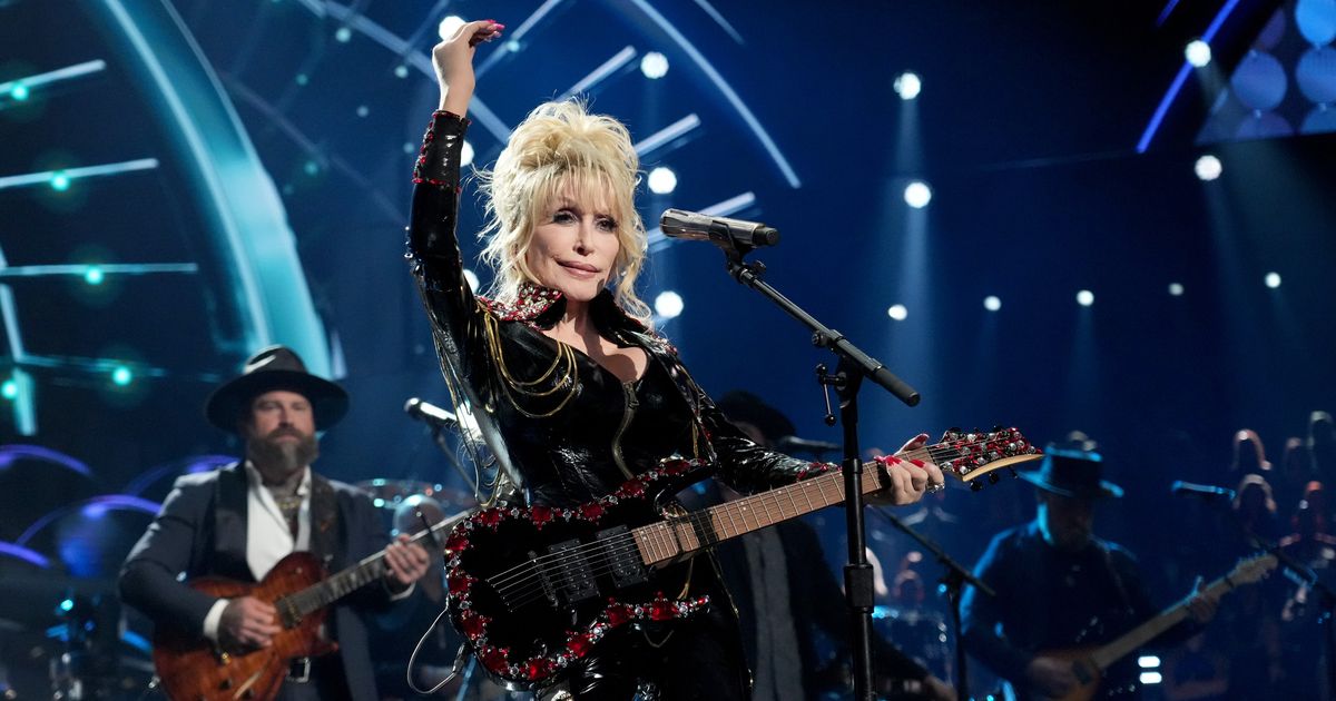 Trump Finds Way to Make Dolly Parton's Death About Him