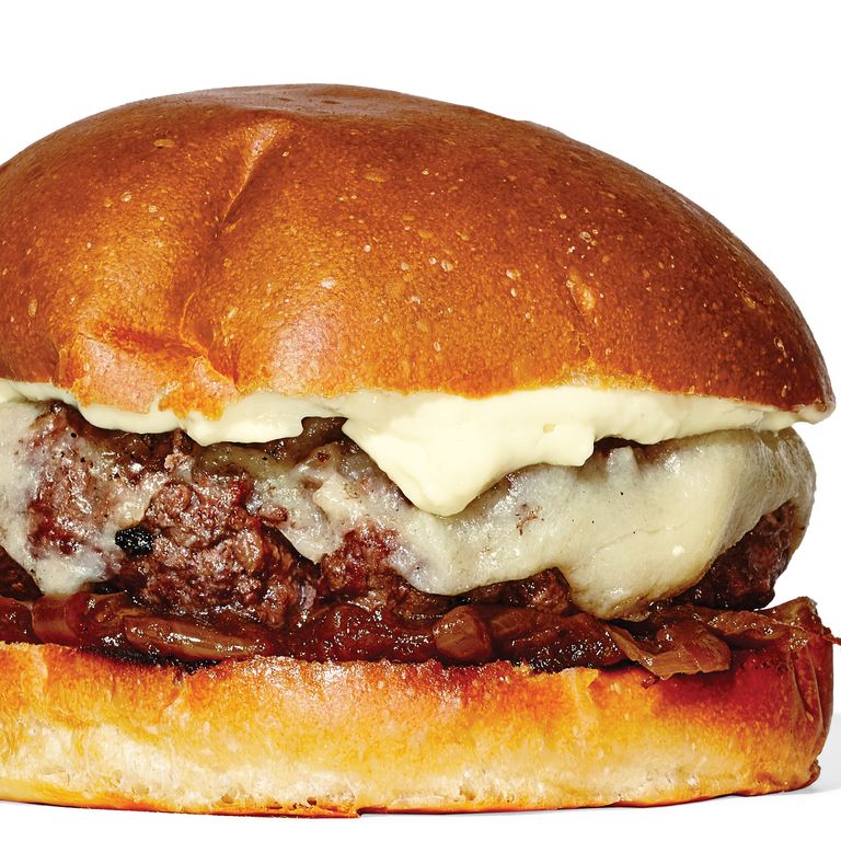 Reynard汉堡Gruyère，售价19美元，来自肯德胡克(Kinderhook)和斯洛普(Slope)等州北部农场的整只动物每周都由内部屠夫分解，这意味着主厨肖恩·雷伯德(Sean Rembold)总是知道他的碎肉来自哪里。