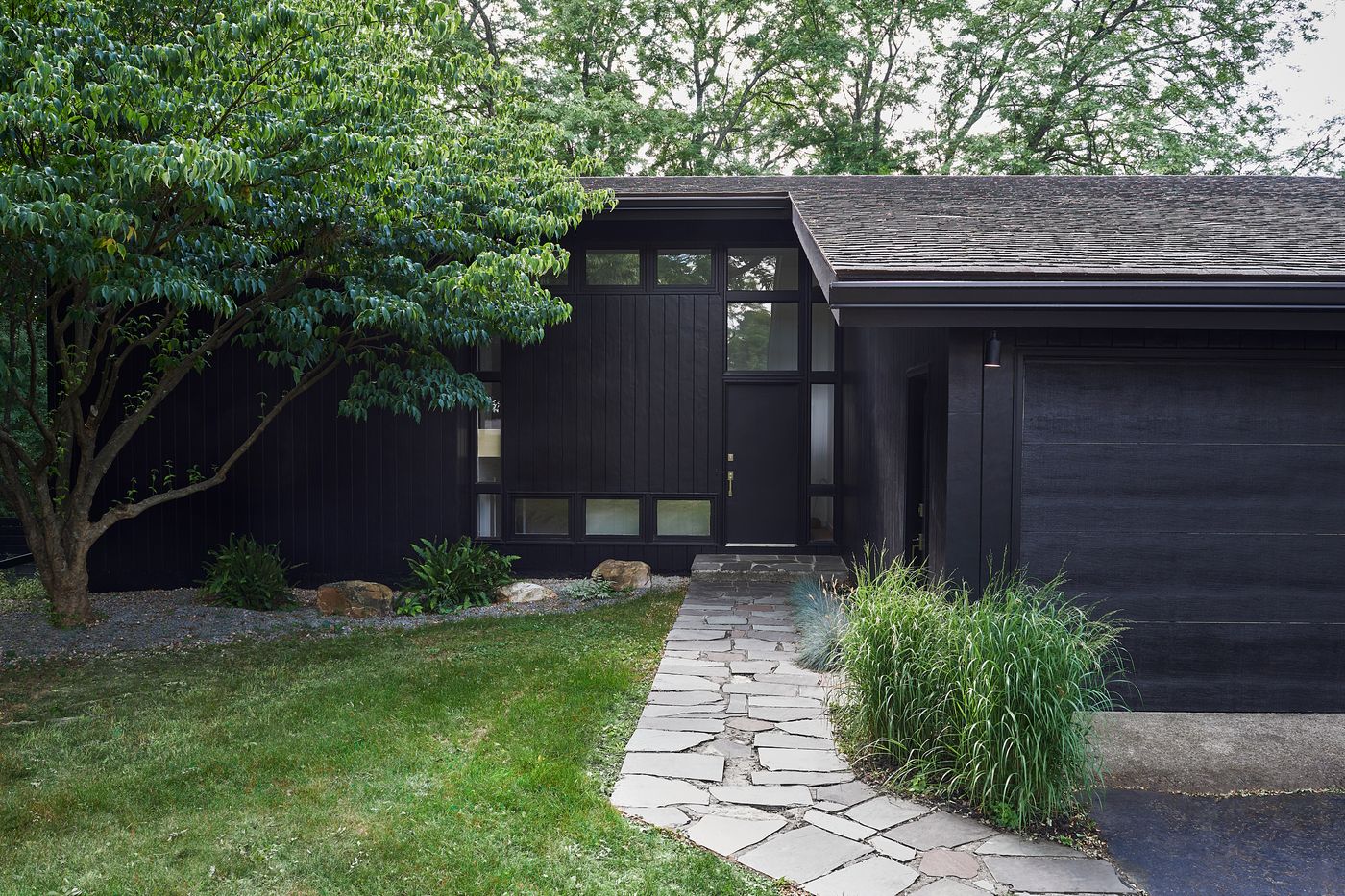 Blackish House sideA、sideB mastic-deep-granite-grey-siding-black-trim-cedar-siding