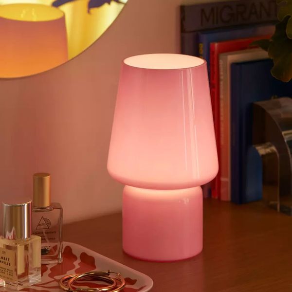Lámpara de mesa pequeña de cristal de Urban Outfitters