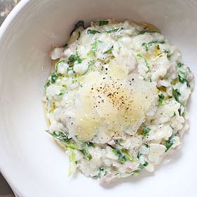 菜肴:意大利烩饭配意大利香肠、蛏子和斜面，售价17美元。积分:5“这是一道经典的烩饭。我喜欢香肠和蛤蜊一起吃的主意。坡道只是把它们连在一起。我通常不喜欢吃鱼和奶酪，但奶酪很棒。”