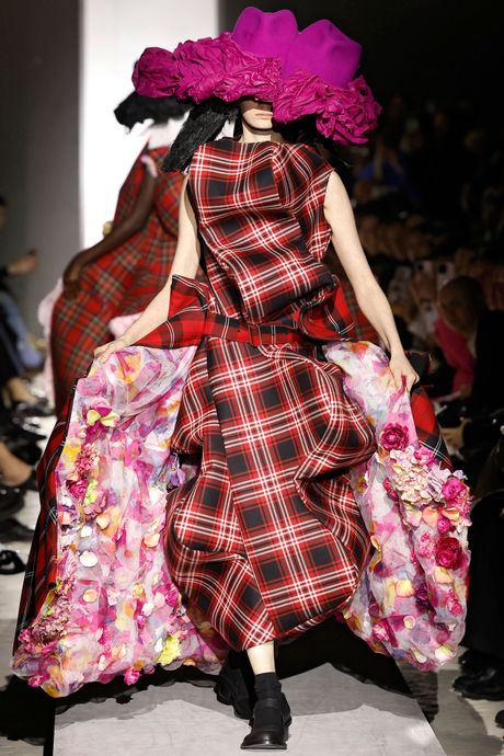 Comme des Garçons: Runway - Paris Fashion Week - Womenswear Fall/Winter 2025-2026