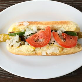 菜肴:沙克尔加哥热狗，4美元维也纳全牛肉热狗配土豆包。芥末，Rick’s Picks Shake Shack调味料，洋葱，黄瓜，泡菜，番茄，芹菜盐总分:4.5分“我喜欢泡菜——有泡椒，番茄。这是一种有趣的口味组合。这是最好的狗之一。”