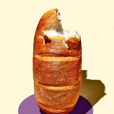 这是一种美味的、微酸的、犹太风格的葛缕子黑麦，曾被认为是纽约熟食店的必备之物。Orwasher's，东78街308号，第二大道;212-288-6569;4.25美元。