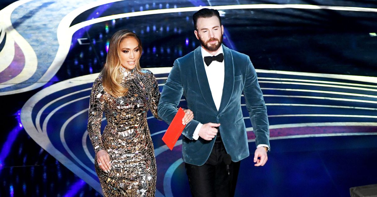 chris evans formal dress Serves As Unofficial Stage Escort at Oscars 2019 street style chris evans casual