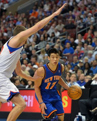 Jeremy Lin #17 of the New York Knicks drives around Spencer Hawes #00 of the Philadelphia 76ers