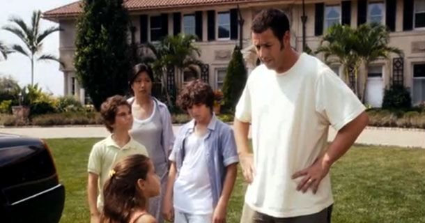 您是否注意到亞當·桑德勒（Adam Sandler）角色如何一直生活在巨型豪宅中？