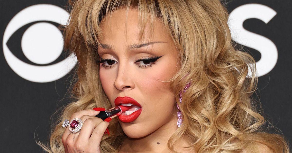 Doja Cat’s Freaky Little Lipstick Stunt Was Actually Spon-con