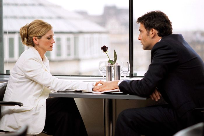 CLOSER, from left: Julia Roberts, Clive Owen, 2004, ©Columbia Pictures/courtesy Everett Collection