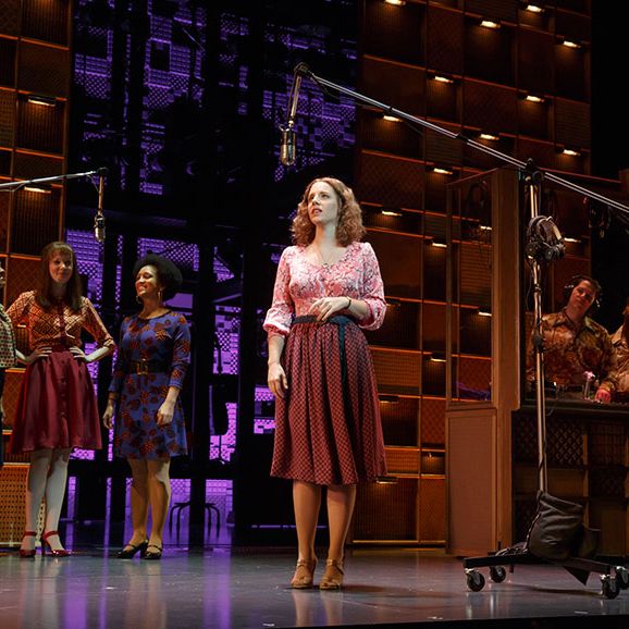 Theater Review A Natural Woman And Not Much Else In Beautiful The Carole King Musical