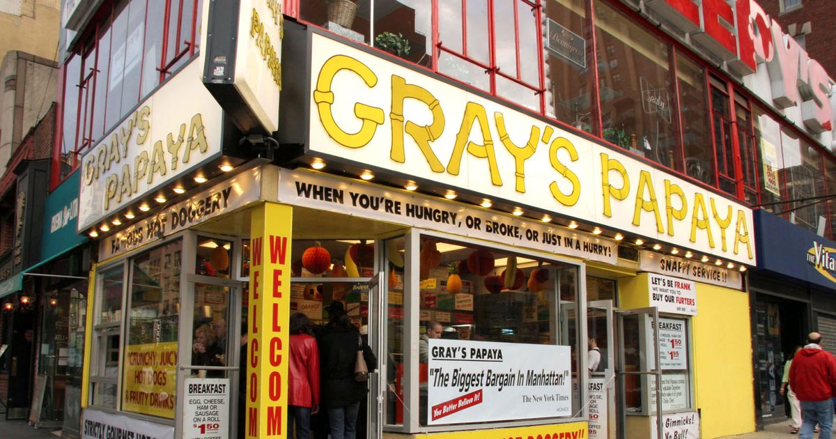 Los restaurantes más populares para visitar en Nueva York este 2025 https://pyxis.nymag.com/v1/imgs/5b5/539/58859f38c2a9e395da7ceaf223ac1eea13-grays-papaya-01.rsocial.w1200.jpg?utm_source=chatgpt.com