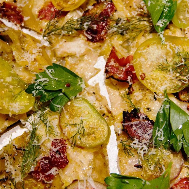 羊肉披萨配酱汁，羊肉杯，茴香，番茄和烤卷心菜。