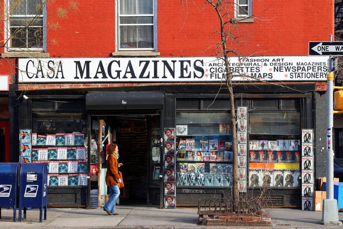 Casa Magazines, 22 8th Ave, Nueva York, Nueva York Foto del escaparate de una tienda de revistas en el barrio de Greenwich Village en Manhattan.