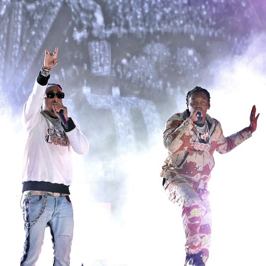 ‘23’ Video Miley Cyrus Smokes in the Bathroom