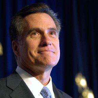  U.S. Republican presidential candidate and former Massachusetts Governor Mitt Romney pauses during pauses while speaking at the Conservative Political Action Committee convention, February 7, 2008, in Washington.