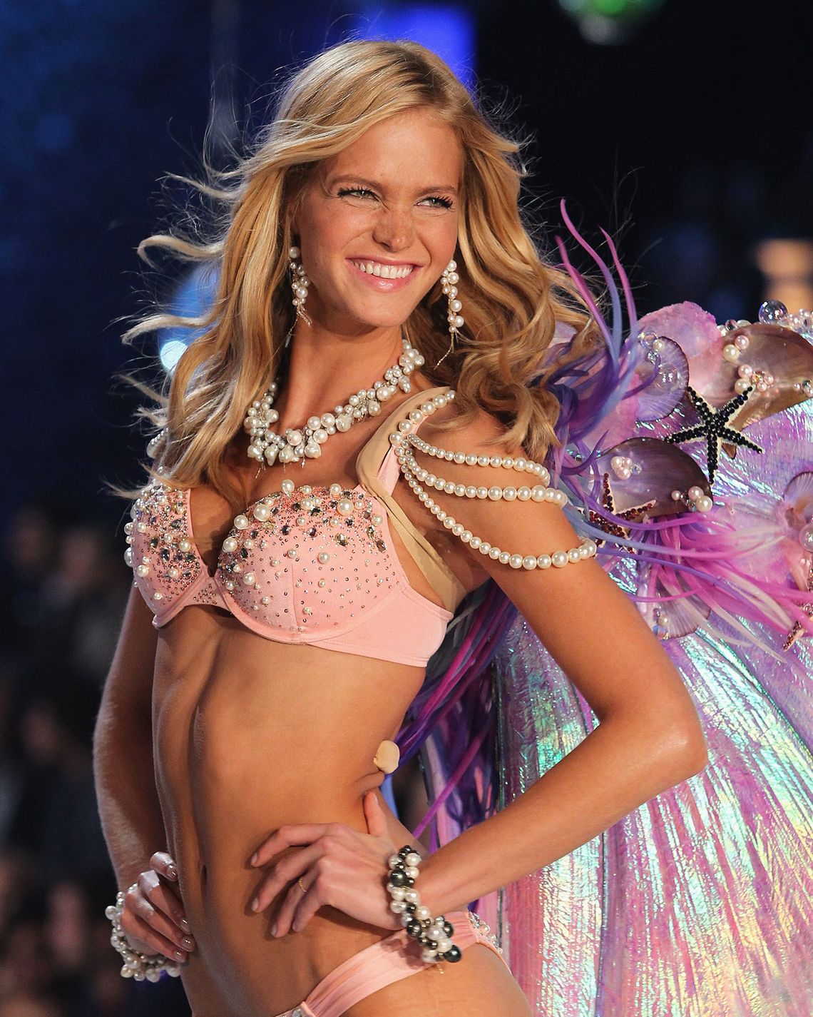 Victoria's Secret Angel waves in pictures - how to copy their hairstyle