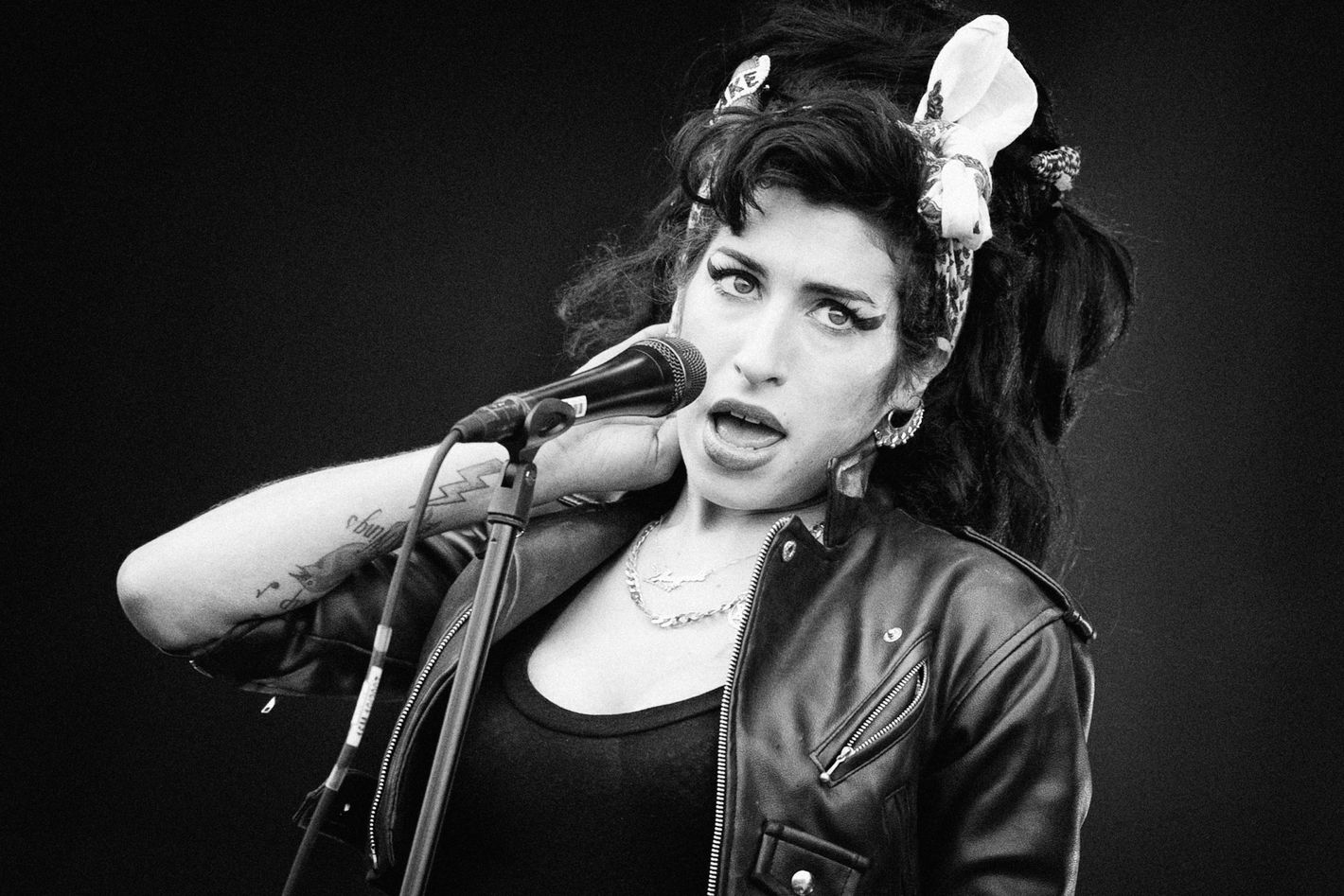 Amy Winehouse – Stronger Than Me Lyrics