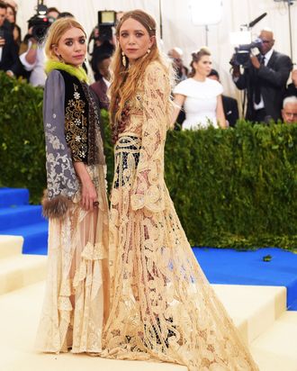 Mary Kate Olsen and Ashley Olsen at the 2017 Met Gala.