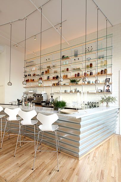 咖啡和aquavit at the bar.