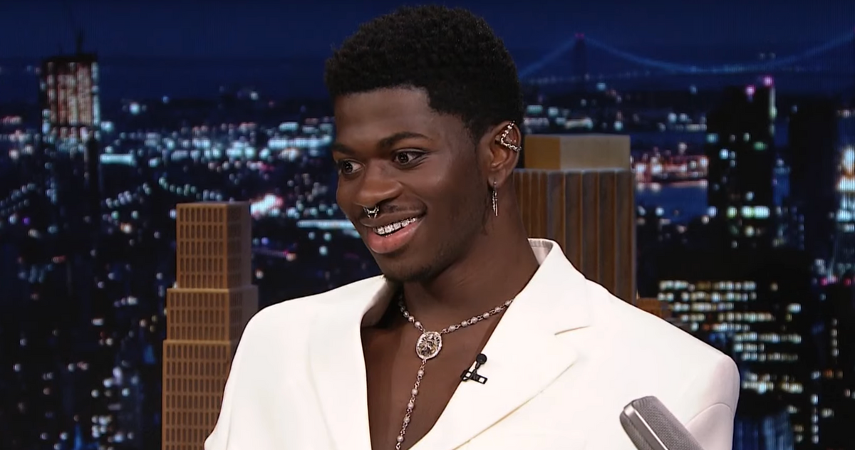 Lil Nas X 曝光了他的細節週六夜現場衣櫃故障