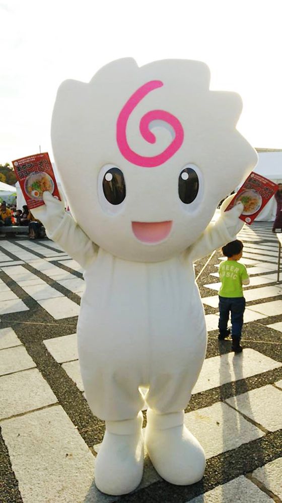 Of course there's a walking kamaboko handing out noodle brochures.