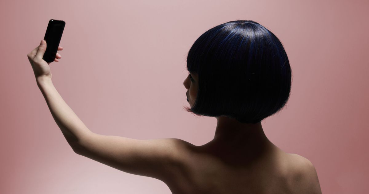 How to Take Nudes in Five Steps — With or Without a Mirror