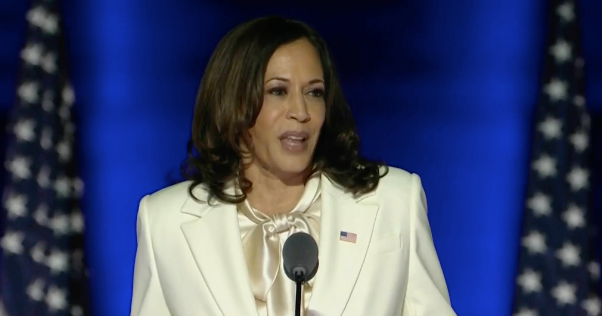 卡馬拉·哈里斯（Kamala Harris）作為第一位女副總統當選的勝利演講